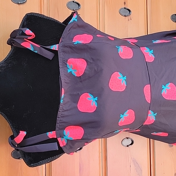 Strawberry dress - Picture 2 of 5